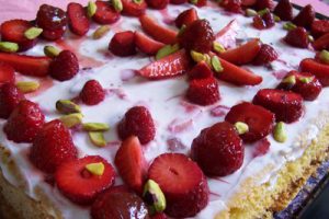 Yoğurtlu Çilekli Tatlı