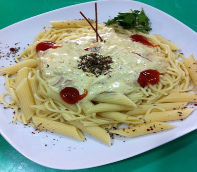 Bizim soslu sebzeli makarna