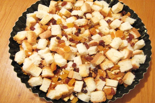 Meyveli Ekmek Pudingi