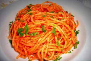 feslegenli-domatesli-spaghetti-tarifi
