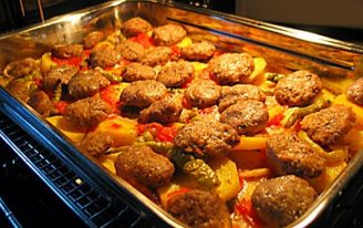 Fırında Köfte Ve Patates