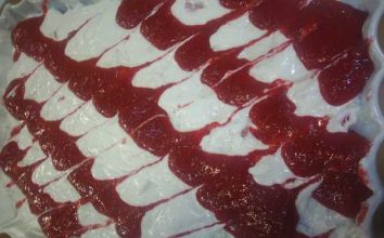 Oktay Ustadan Ebruli Çilek Soslu Tatlı