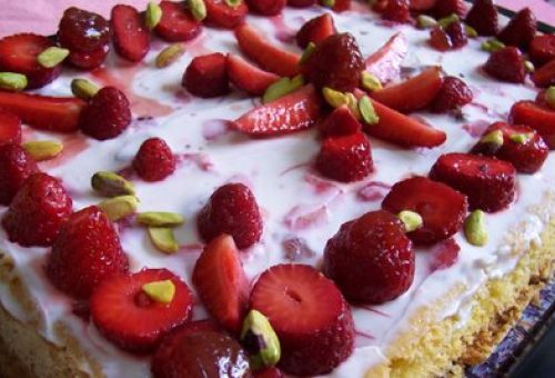 Yoğurtlu Çilekli Tatlı