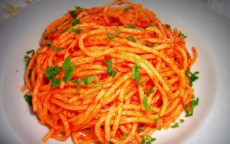 Fesleğenli Domatesli Spaghetti Tarifi