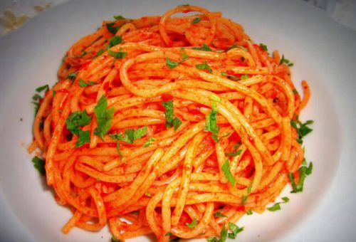Fesleğenli Domatesli Spaghetti Tarifi