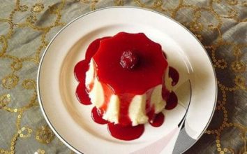 Meyve Soslu İrmik Tatlısı